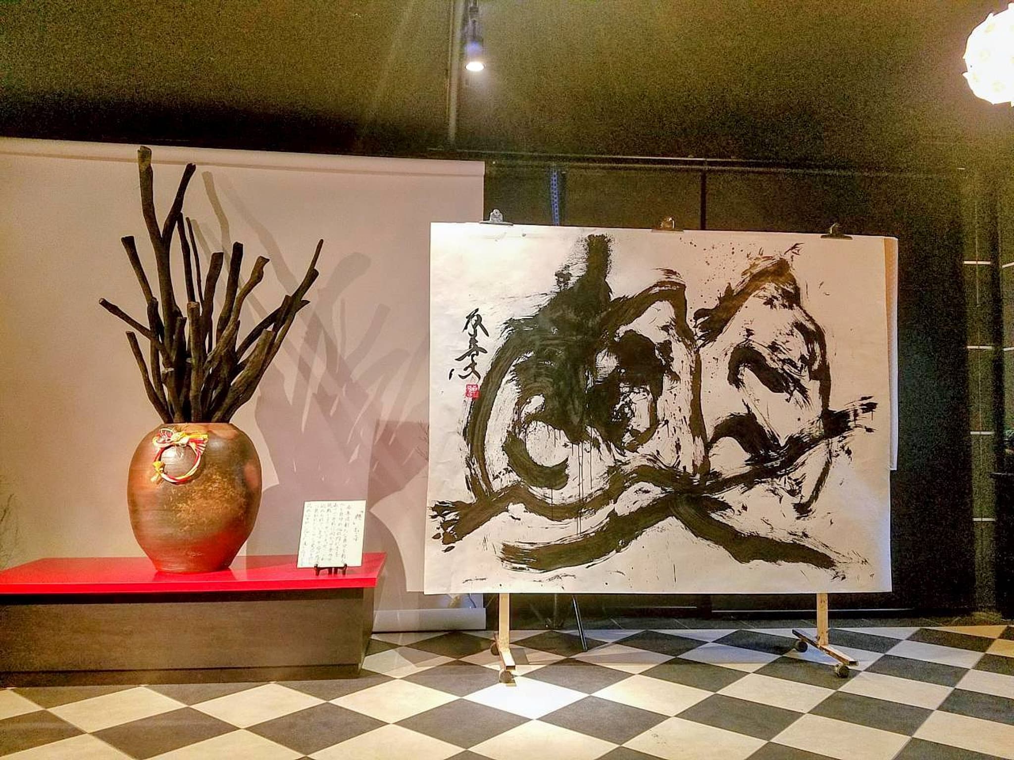 市松模様の床のギャラリーにイーゼルで展示した大型墨書