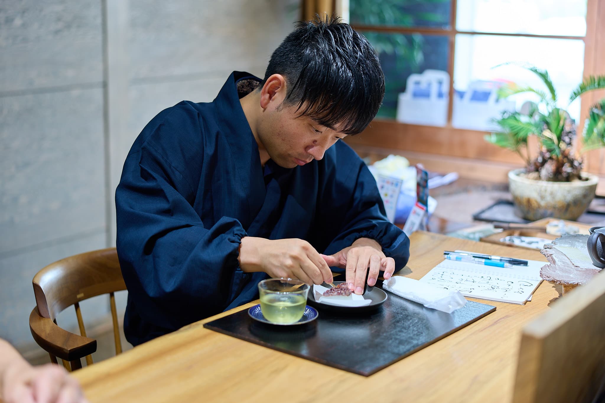 和室で抹茶と和菓子を前にした一服のひととき